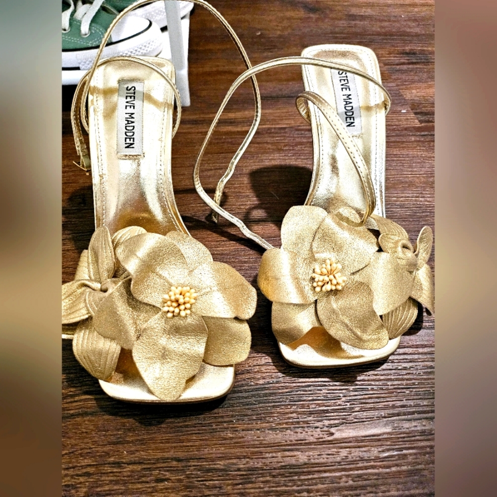 STEVE MADDEN GOLD FLOWER HEEL SANDALS